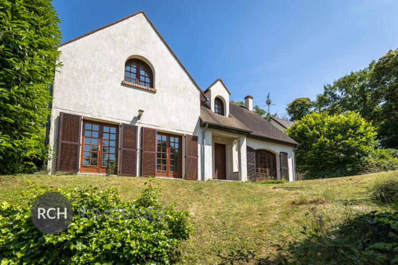 Photos du bien : Bazoches-sur-Guyonne – Maison traditionnelle aux beaux volumes avec forêt à pied