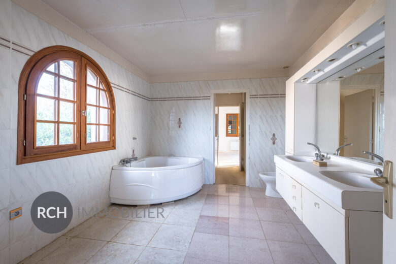 Photos du bien : Bazoches-sur-Guyonne – Maison traditionnelle aux beaux volumes avec forêt à pied