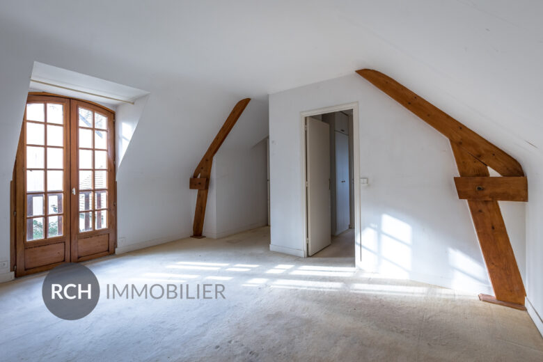 Photos du bien : Bazoches-sur-Guyonne – Maison traditionnelle aux beaux volumes avec forêt à pied