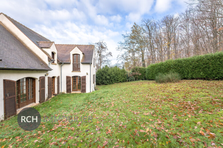Photos du bien : Bazoches-sur-Guyonne – Maison traditionnelle aux beaux volumes avec forêt à pied