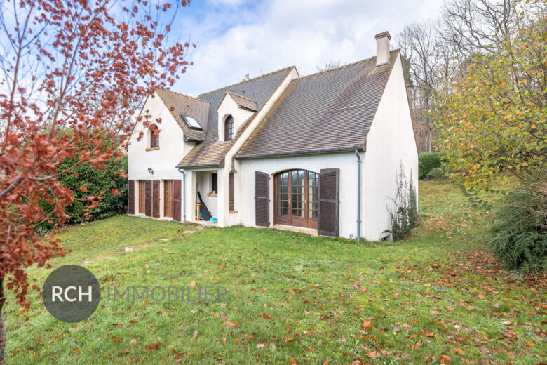 Photos du bien : Bazoches-sur-Guyonne – Maison traditionnelle aux beaux volumes avec forêt à pied