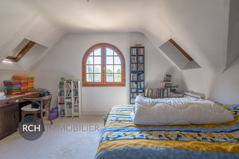 Photos du bien : Bazoches-sur-Guyonne – Maison traditionnelle aux beaux volumes avec forêt à pied