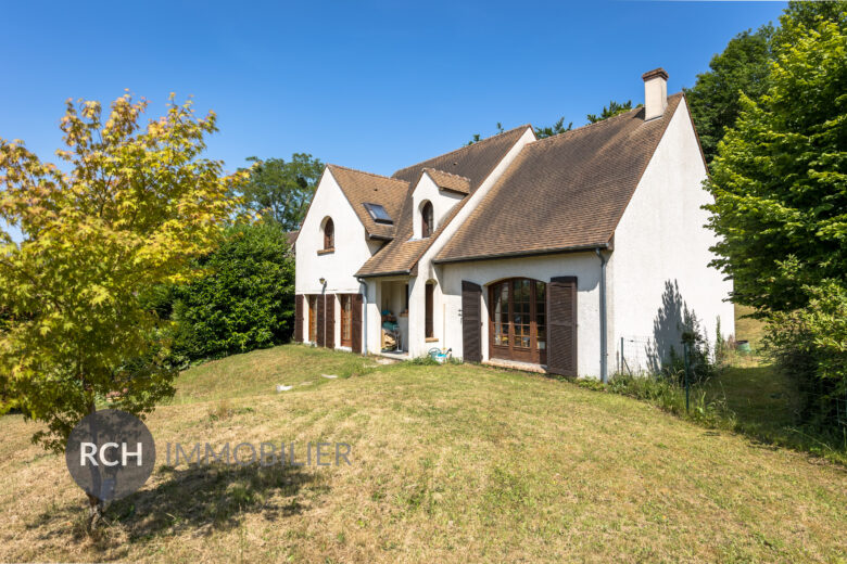 Photos du bien : Bazoches-sur-Guyonne – Maison traditionnelle aux beaux volumes avec forêt à pied
