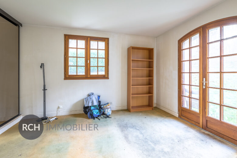 Photos du bien : Bazoches-sur-Guyonne – Maison traditionnelle aux beaux volumes avec forêt à pied