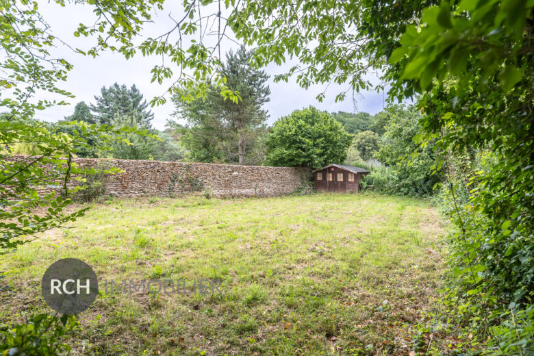 Photos du bien : Grosrouvre – Ensemble de trois maisons à rénover sur un terrain arboré au calme
