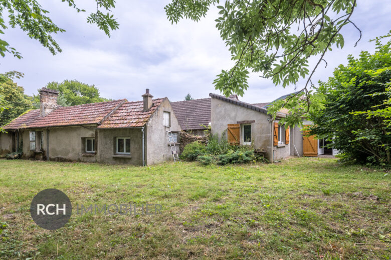 Photos du bien : Grosrouvre – Ensemble de trois maisons à rénover sur un terrain arboré au calme