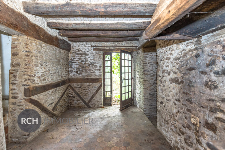 Photos du bien : Grosrouvre – Ensemble de trois maisons à rénover sur un terrain arboré au calme