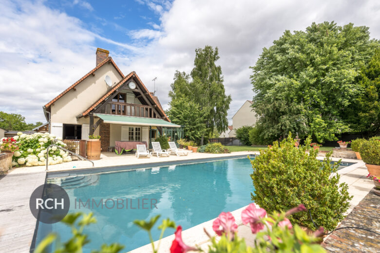 Photos du bien : Houdan – Propriété en coeur de ville avec piscine sur beau terrain paysagé