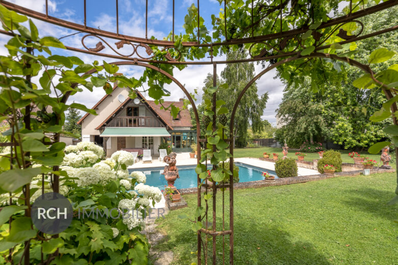 Photos du bien : Houdan – Propriété en coeur de ville avec piscine sur beau terrain paysagé
