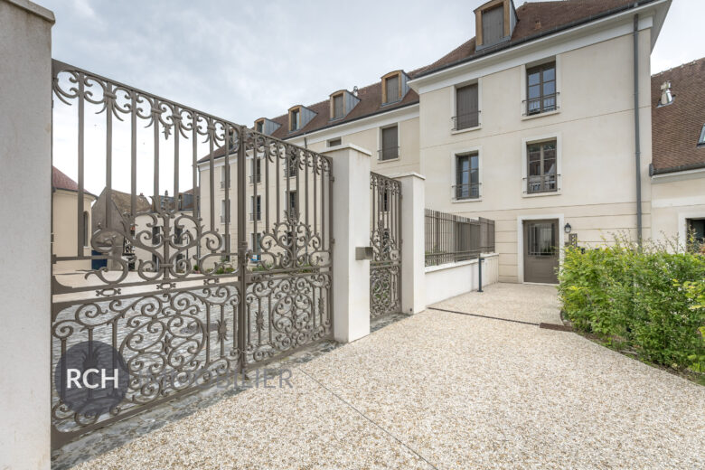 Photos du bien : Exclusivité – Montfort-L’Amaury – Bel appartement de standing meublé avec place de parking au coeur du centre historique