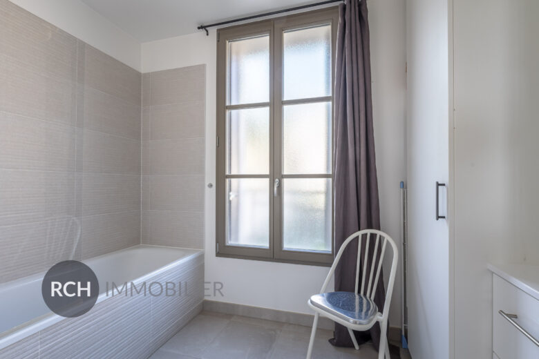 Photos du bien : Exclusivité – Montfort-L’Amaury – Bel appartement de standing meublé avec place de parking au coeur du centre historique