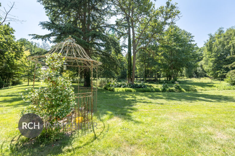 Photos du bien : Sonchamp – Charmant moulin entièrement rénové au coeur d’un parc de 22 hectares