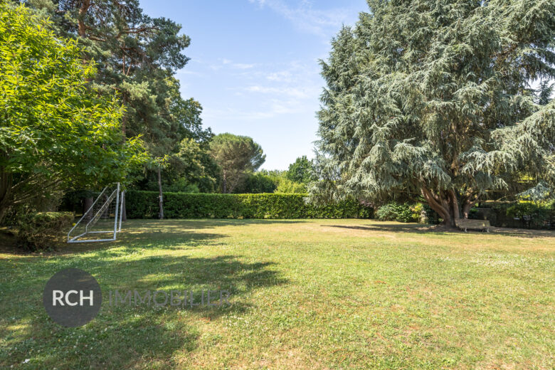 Photos du bien : Seul mandataire – Bazoches-sur-Guyonne – Maison familiale entièrement rénovée située au coeur de la nature