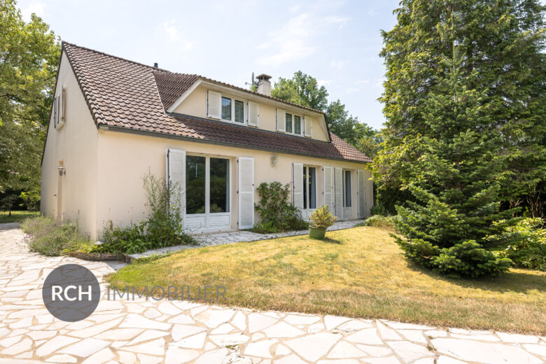 Photos du bien : Gambais – Jolie maison traditionnelle sur un jardin clos et boisé