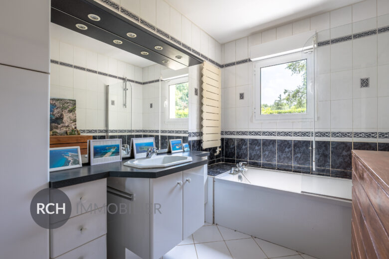 Photos du bien : Gambais – Jolie maison traditionnelle sur un jardin clos et boisé