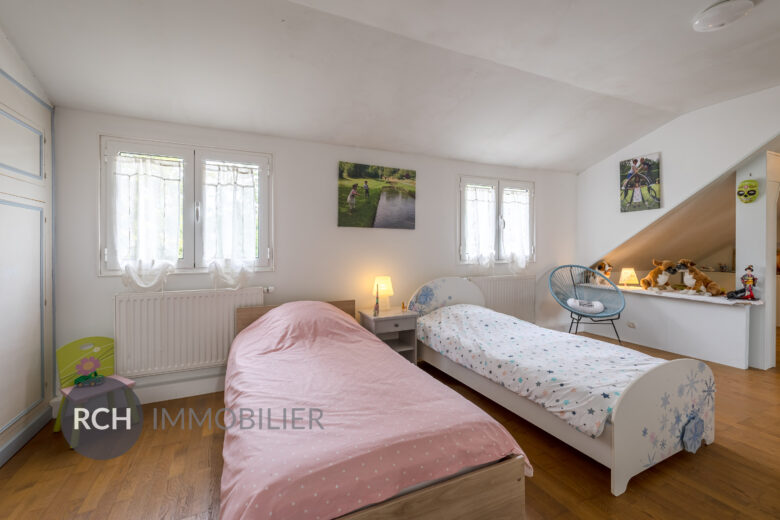 Photos du bien : Gambais – Jolie maison traditionnelle sur un jardin clos et boisé