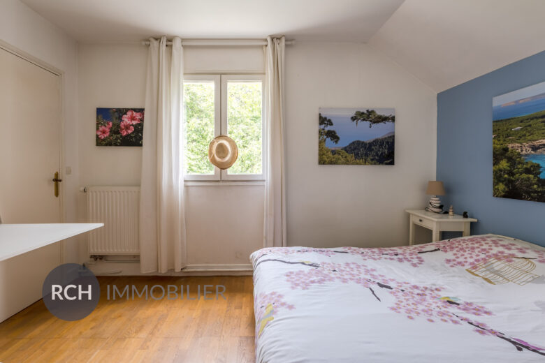 Photos du bien : Gambais – Jolie maison traditionnelle sur un jardin clos et boisé