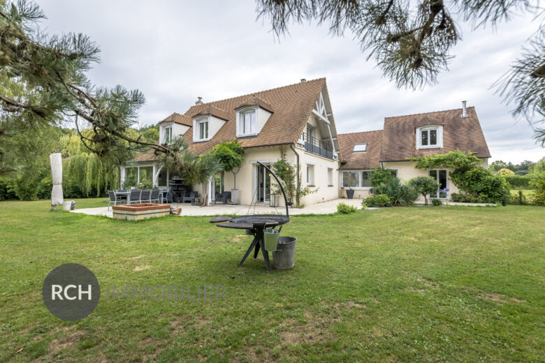 Photos du bien : Saint-Rémy-L’Honoré – Grande maison familiale d’environ 250 m2 sur beau terrain arboré