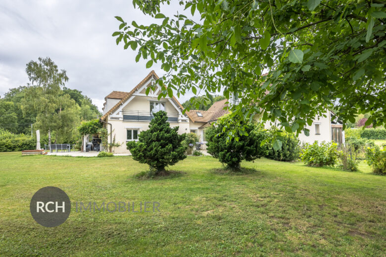Photos du bien : Saint-Rémy-L’Honoré – Grande maison familiale d’environ 250 m2 sur beau terrain arboré