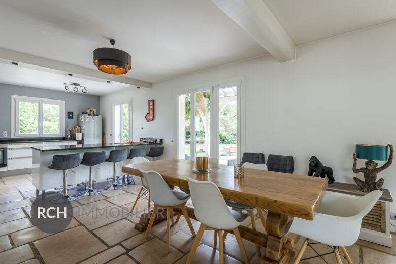 Photos du bien : Saint-Rémy-L’Honoré – Grande maison familiale d’environ 250 m2 sur beau terrain arboré