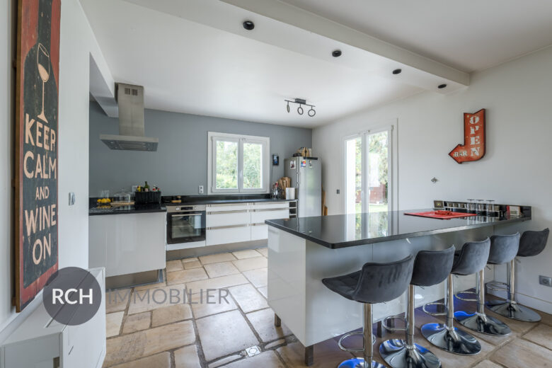 Photos du bien : Saint-Rémy-L’Honoré – Grande maison familiale d’environ 250 m2 sur beau terrain arboré