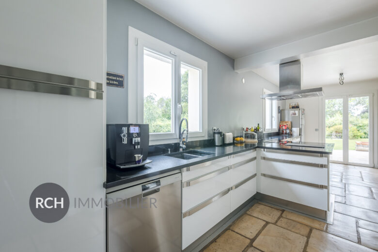 Photos du bien : Saint-Rémy-L’Honoré – Grande maison familiale d’environ 250 m2 sur beau terrain arboré