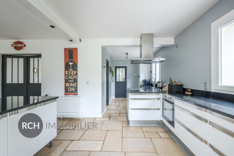 Photos du bien : Saint-Rémy-L’Honoré – Grande maison familiale d’environ 250 m2 sur beau terrain arboré