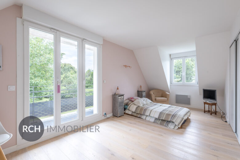 Photos du bien : Saint-Rémy-L’Honoré – Grande maison familiale d’environ 250 m2 sur beau terrain arboré