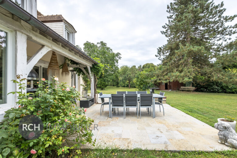 Photos du bien : Saint-Rémy-L’Honoré – Grande maison familiale d’environ 250 m2 sur beau terrain arboré