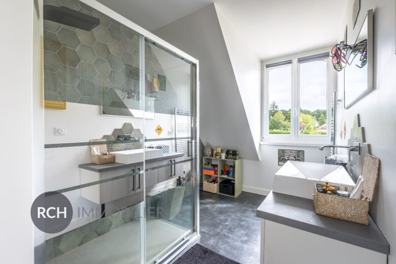 Photos du bien : Saint-Rémy-L’Honoré – Grande maison familiale d’environ 250 m2 sur beau terrain arboré