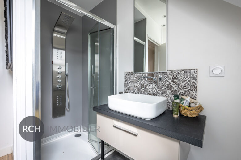 Photos du bien : Saint-Rémy-L’Honoré – Grande maison familiale d’environ 250 m2 sur beau terrain arboré