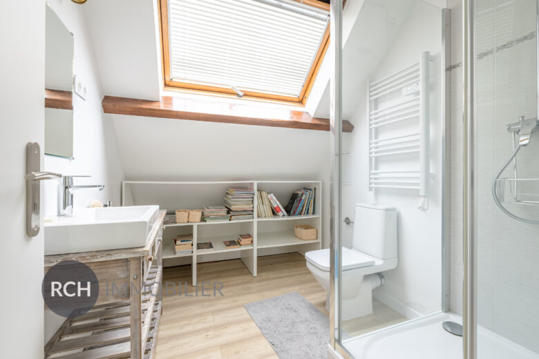 Photos du bien : Saint-Rémy-L’Honoré – Grande maison familiale d’environ 250 m2 sur beau terrain arboré