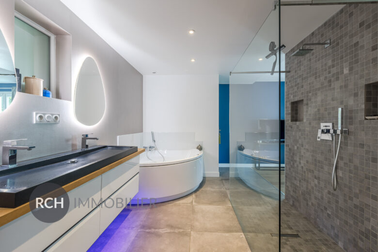 Photos du bien : Saint-Rémy-L’Honoré – Grande maison familiale d’environ 250 m2 sur beau terrain arboré