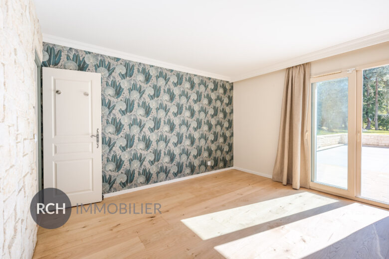 Photos du bien : Bazoches-sur-Guyonne – Maison familiale entièrement rénovée située au coeur de la nature