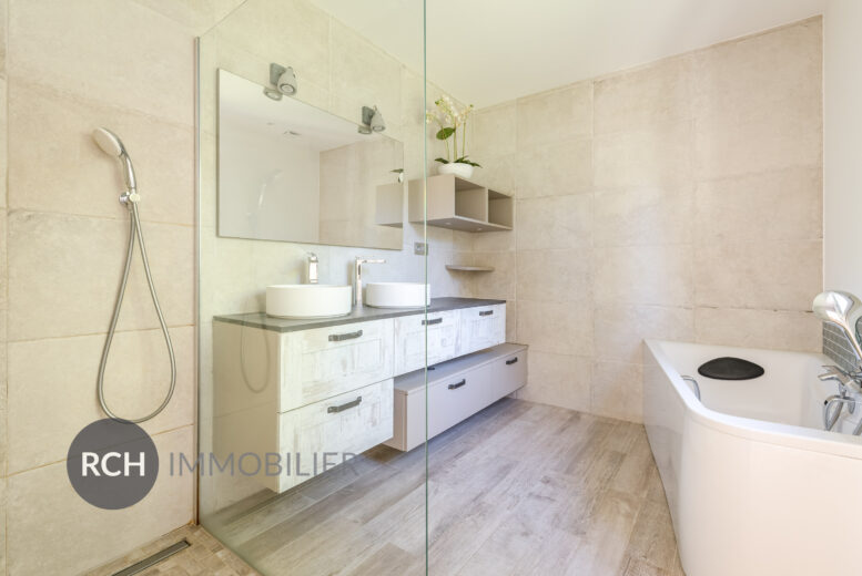 Photos du bien : Bazoches-sur-Guyonne – Maison familiale entièrement rénovée située au coeur de la nature