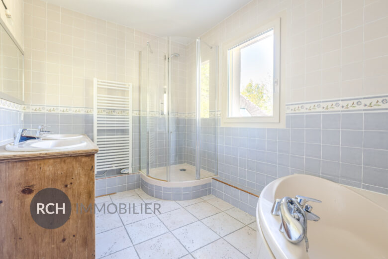 Photos du bien : Bazoches-sur-Guyonne – Maison familiale entièrement rénovée située au coeur de la nature