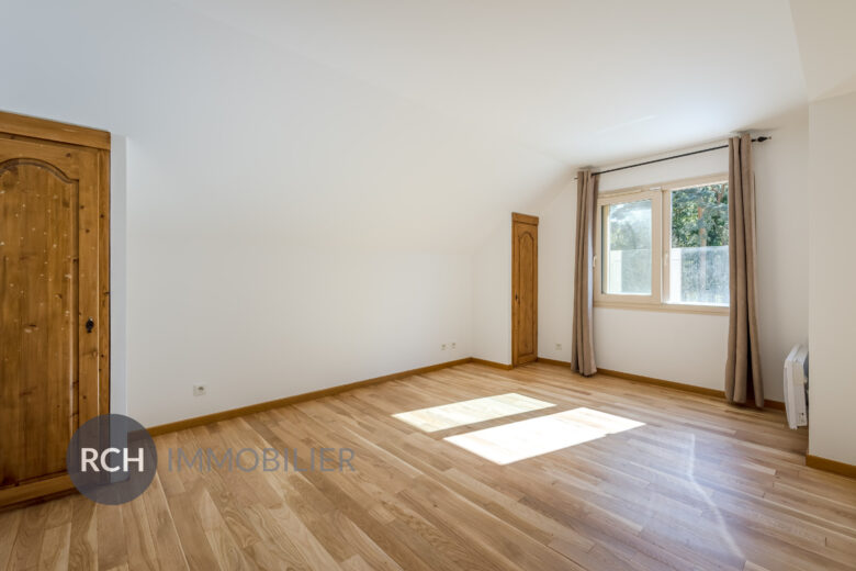 Photos du bien : Bazoches-sur-Guyonne – Maison familiale entièrement rénovée située au coeur de la nature