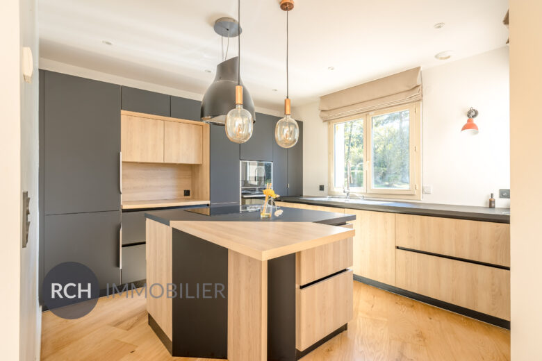 Photos du bien : Bazoches-sur-Guyonne – Maison familiale entièrement rénovée située au coeur de la nature