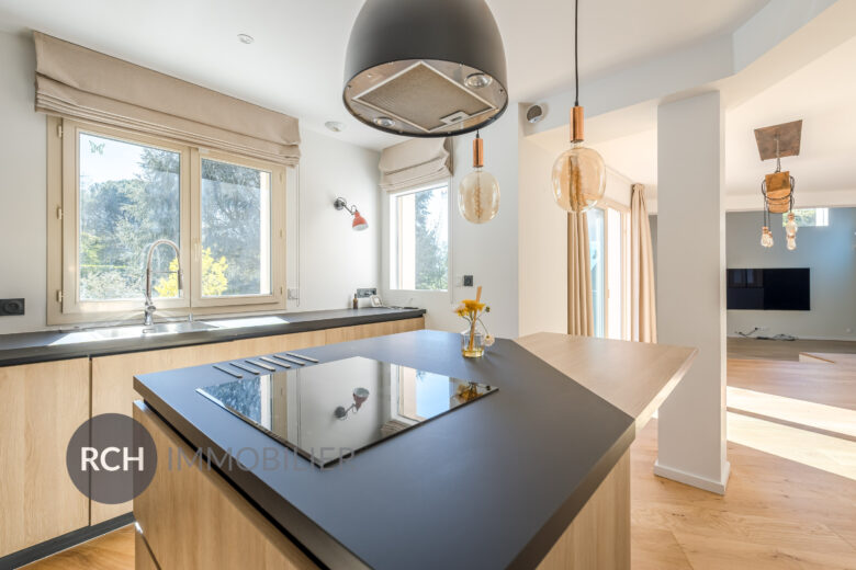 Photos du bien : Bazoches-sur-Guyonne – Maison familiale entièrement rénovée située au coeur de la nature