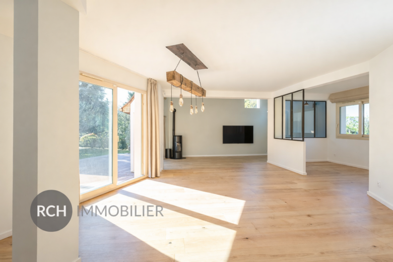 Photos du bien : Bazoches-sur-Guyonne – Maison familiale entièrement rénovée située au coeur de la nature