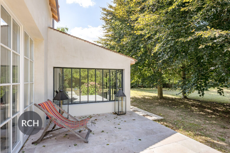 Photos du bien : Bazoches-sur-Guyonne – Belle propriété ancienne rénovée avec dépendances sur beau parc arboré