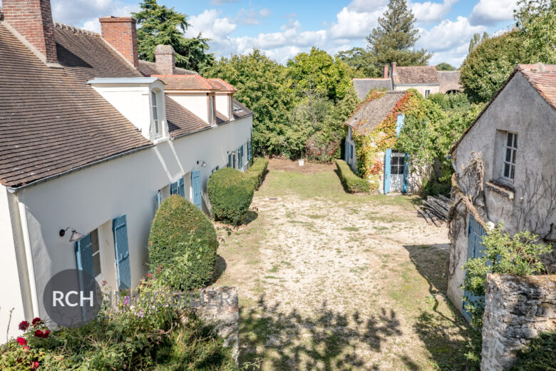 Photos du bien : Bazoches-sur-Guyonne – Belle propriété ancienne rénovée avec dépendances sur beau parc arboré
