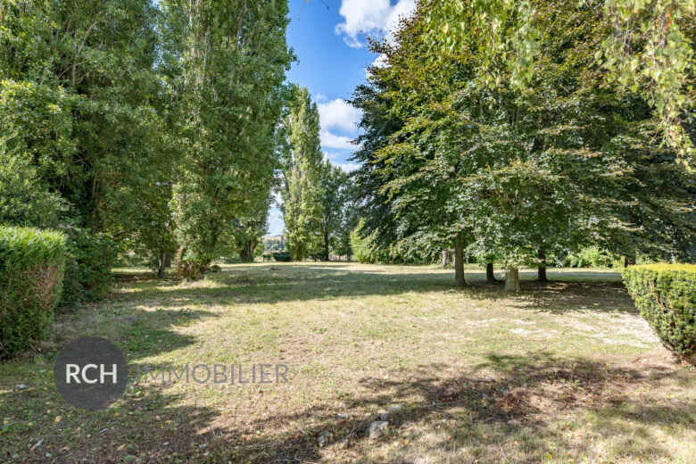 Photos du bien : Bazoches-sur-Guyonne – Belle propriété ancienne rénovée avec dépendances sur beau parc arboré