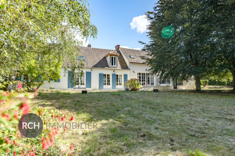 Photos du bien : Bazoches-sur-Guyonne – Belle propriété ancienne rénovée avec dépendances sur beau parc arboré