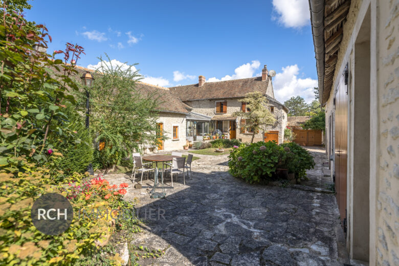 Photos du bien : Exclusivité – Berchères-sur-Vesgre – Maison ancienne avec dépendance sur beau terrain arboré