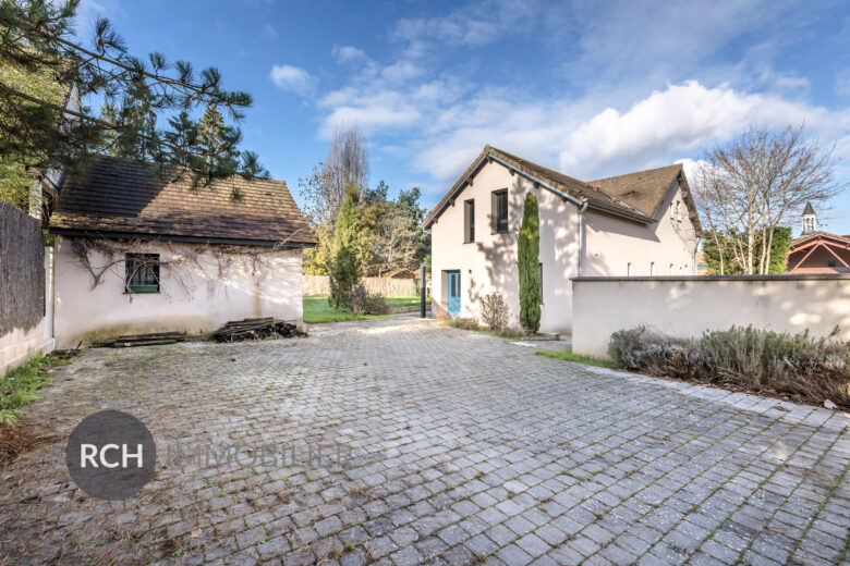 Photos du bien : Saint-Léger-en-Yvelines – Maison contemporaine familiale située au coeur du village avec commerces à pied