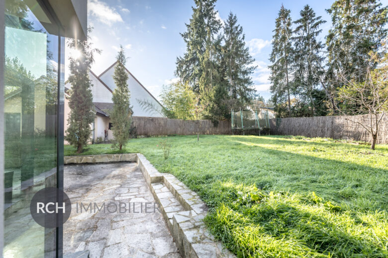 Photos du bien : Saint-Léger-en-Yvelines – Maison contemporaine familiale située au coeur du village avec commerces à pied