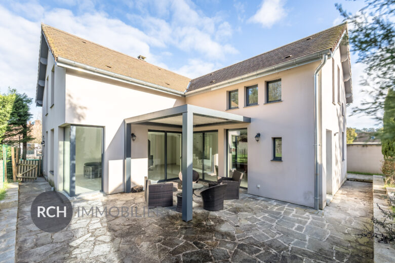 Photos du bien : Saint-Léger-en-Yvelines – Maison contemporaine familiale située au coeur du village avec commerces à pied