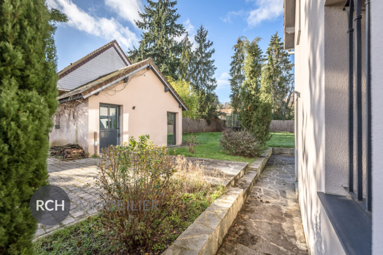 Photos du bien : Saint-Léger-en-Yvelines – Maison contemporaine familiale située au coeur du village avec commerces à pied