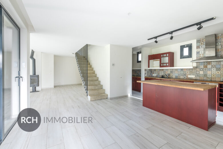 Photos du bien : Saint-Léger-en-Yvelines – Maison contemporaine familiale située au coeur du village avec commerces à pied